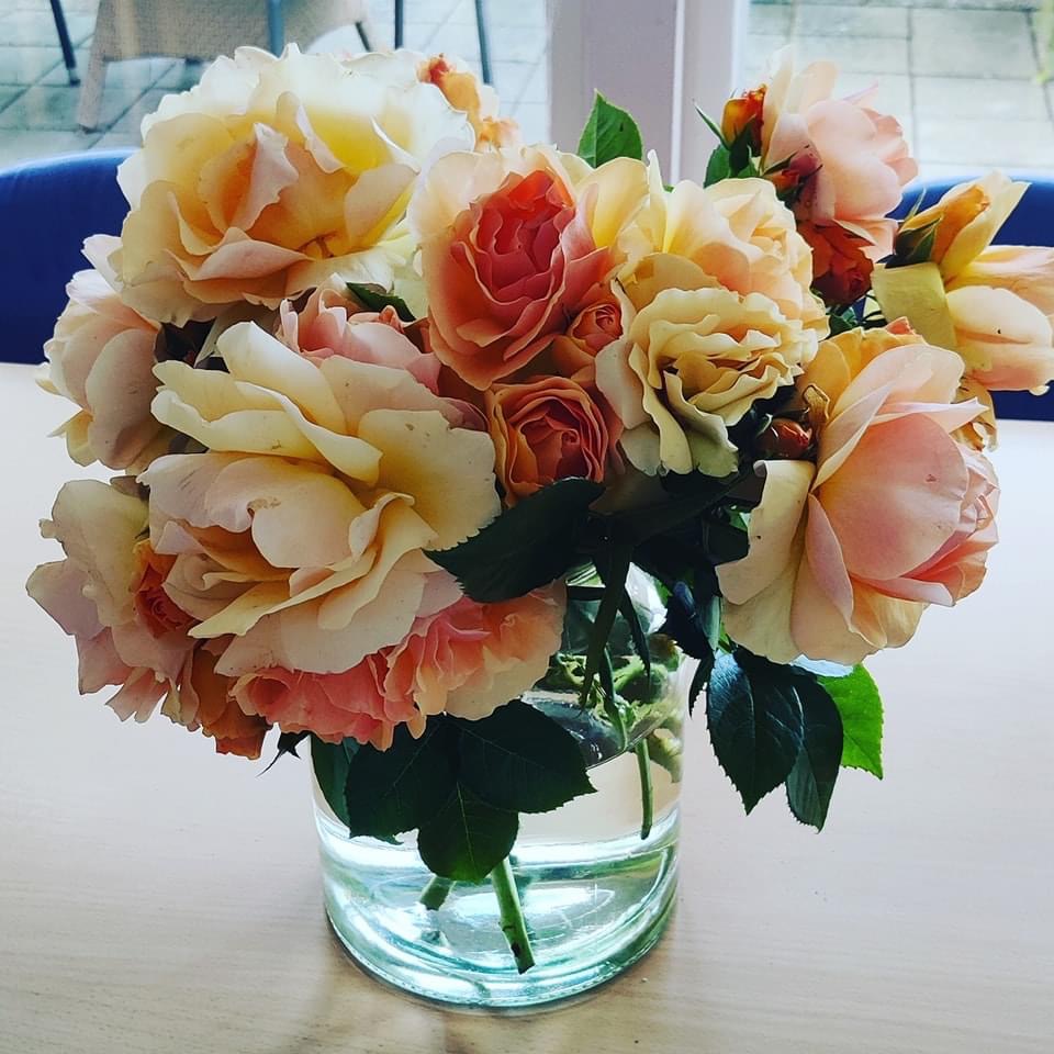 Roser i vase på bord Lynghuset