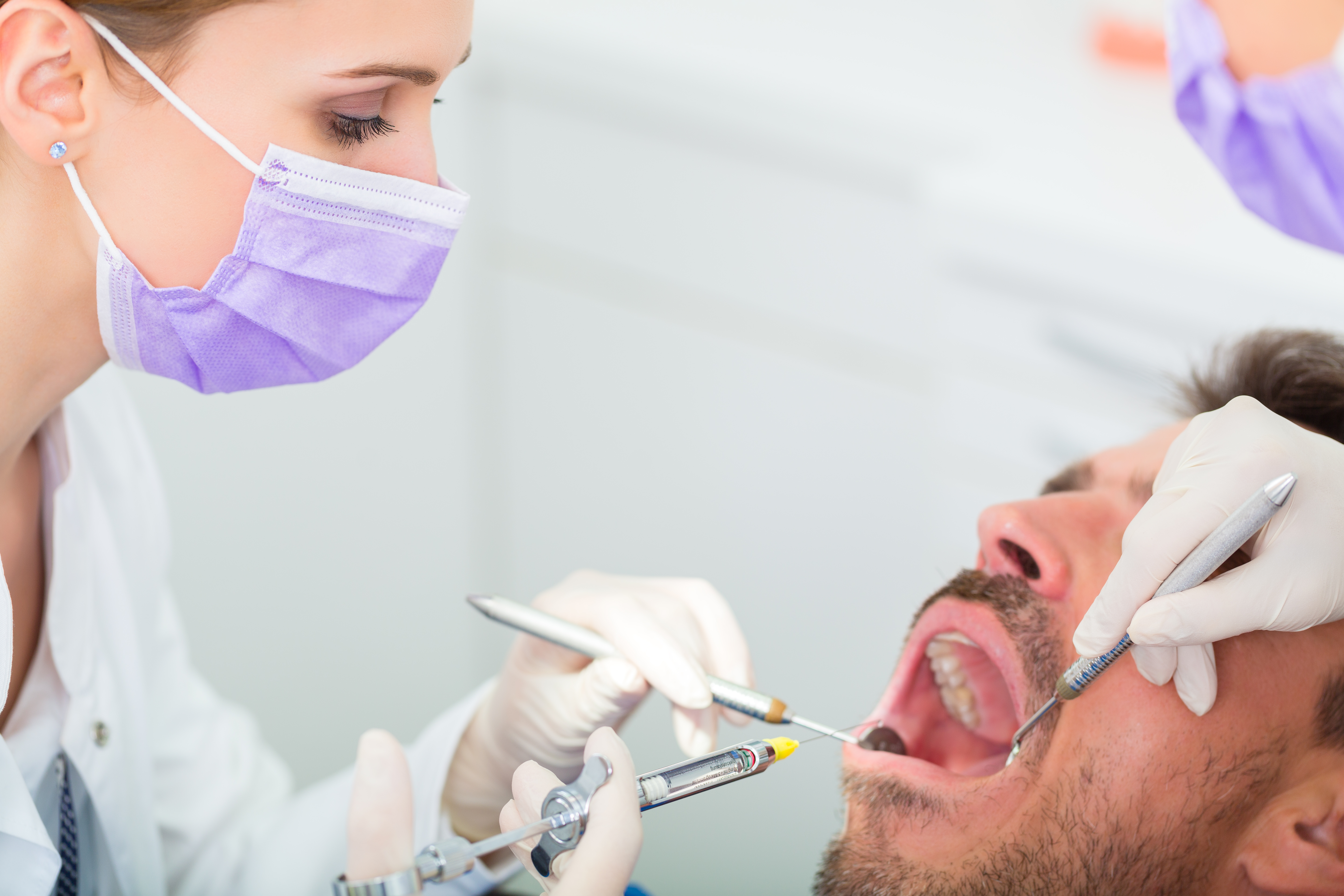 Mand får efterset tænder