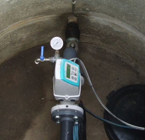 Vandmåler placeret i brønd