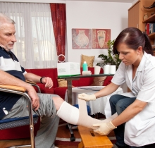 Mand får hjælp til forbinding