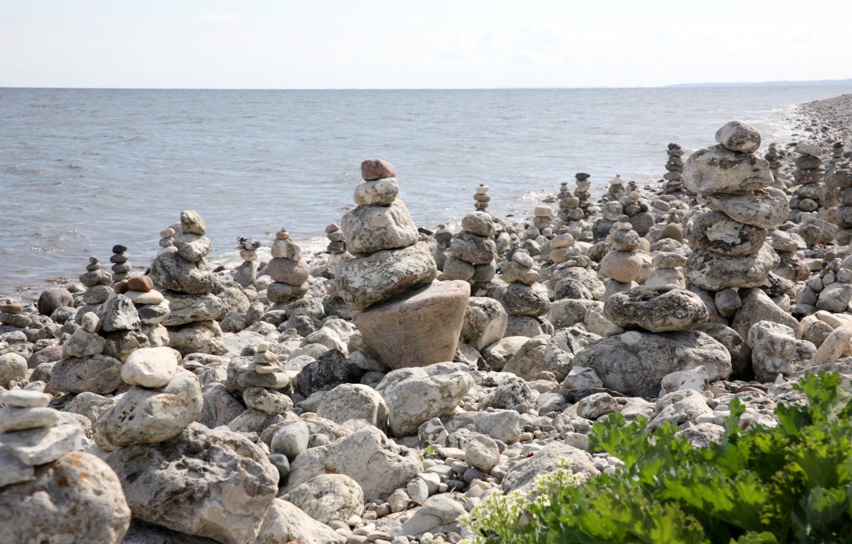 Tårne af sten på stranden