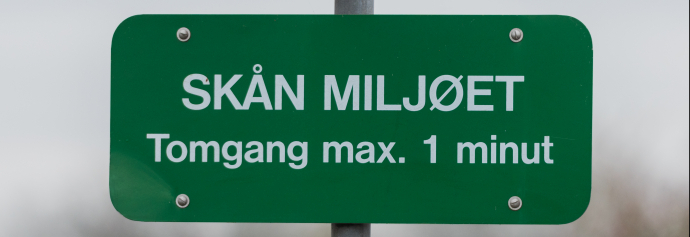 Grønt vejskilt der omhandler tomgang