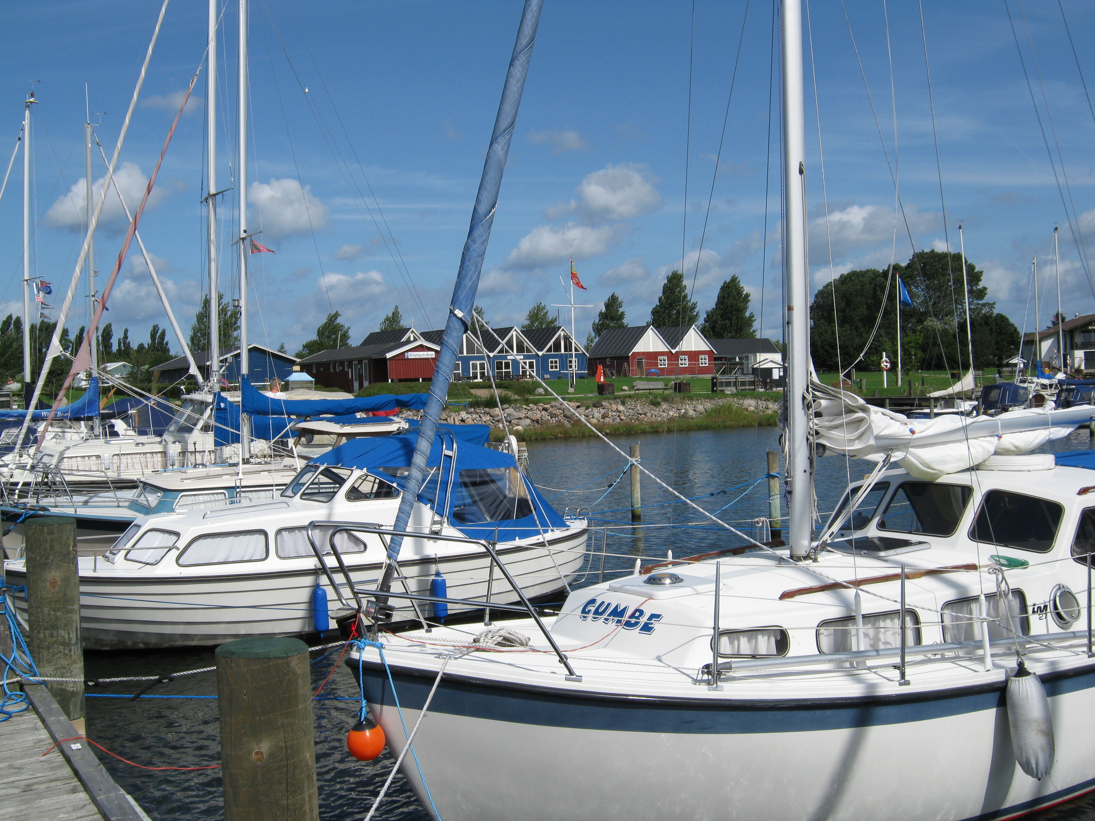 Fortøjrede sejlbåde i Nykøbing Sjælland Havn.
