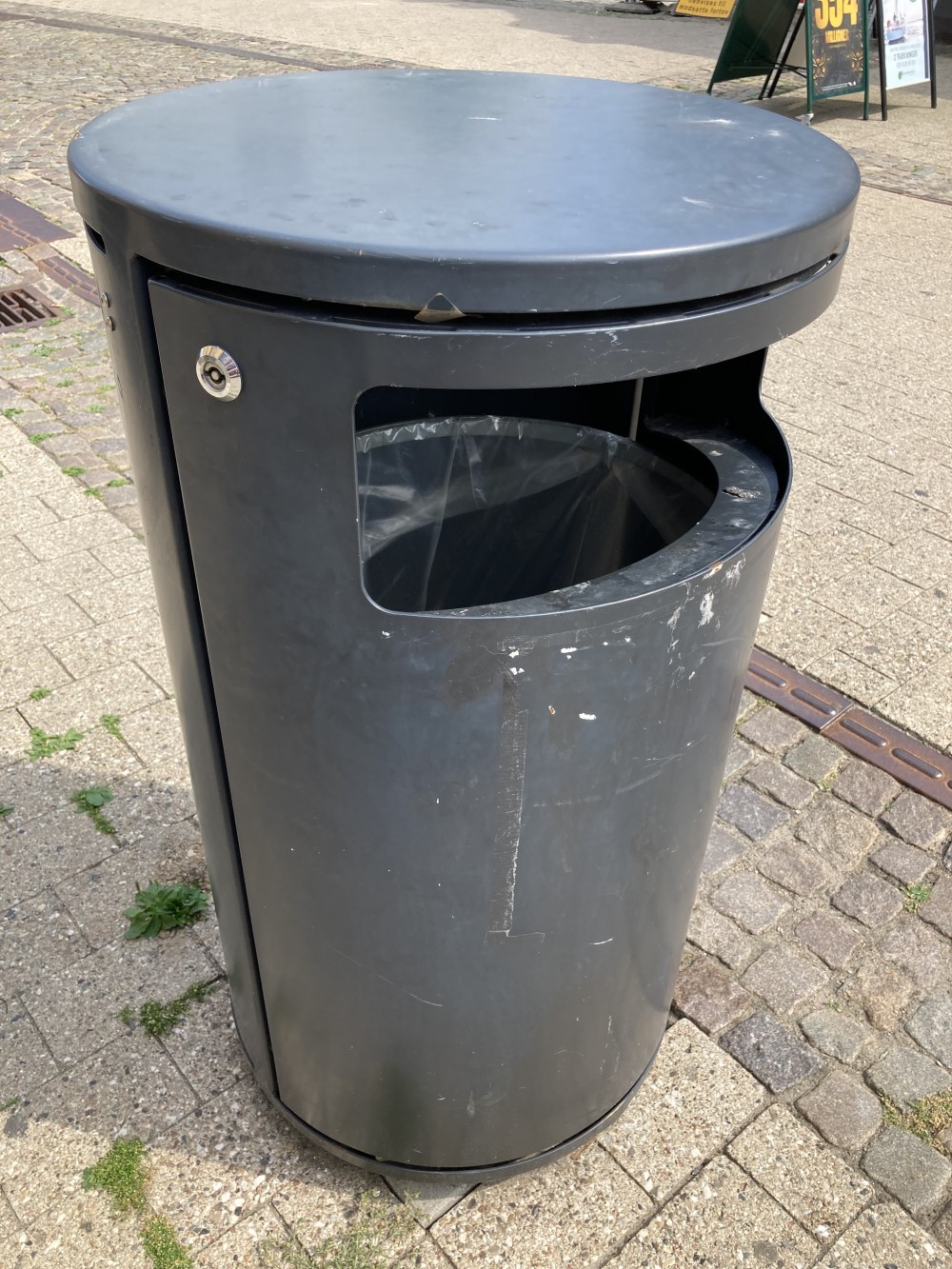 Closeup af affaldsspand  i Algade - posen er skiftet for nyligt og affaldsspanden fremstår pæn