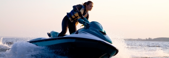 Unge kvinde på vandscooter.