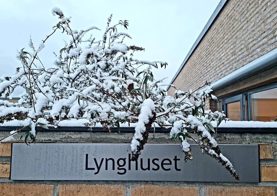 Udendørs skilt med Lynghuset