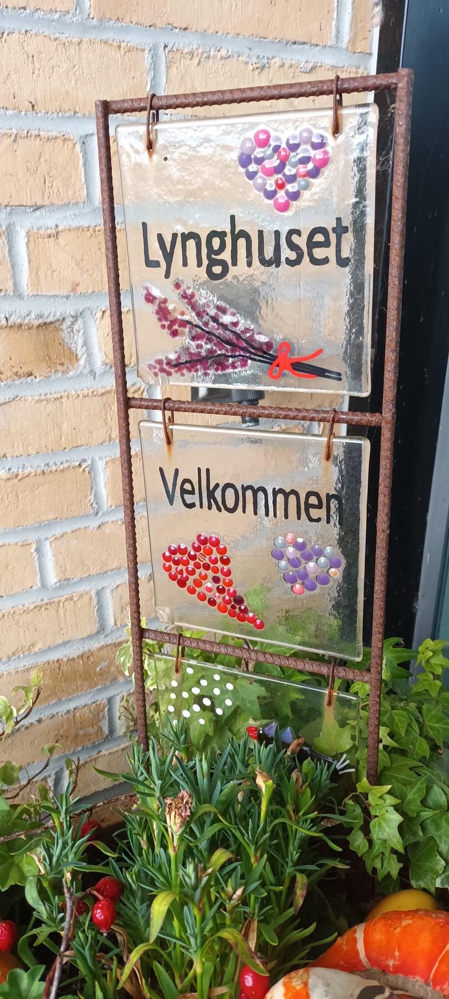 Glasskilt med Velkommen til Lynghuset