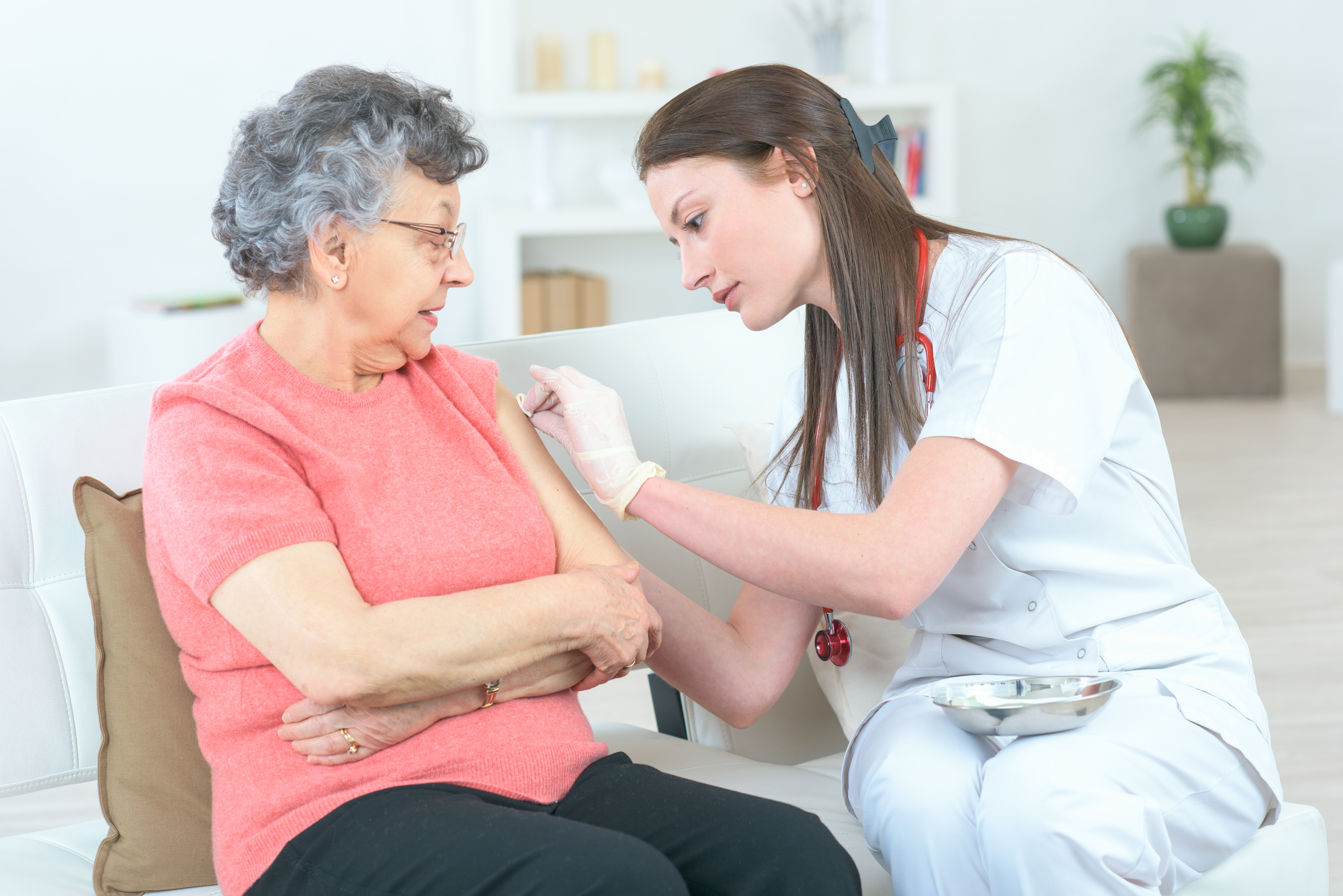 Vaccination af ældre dame